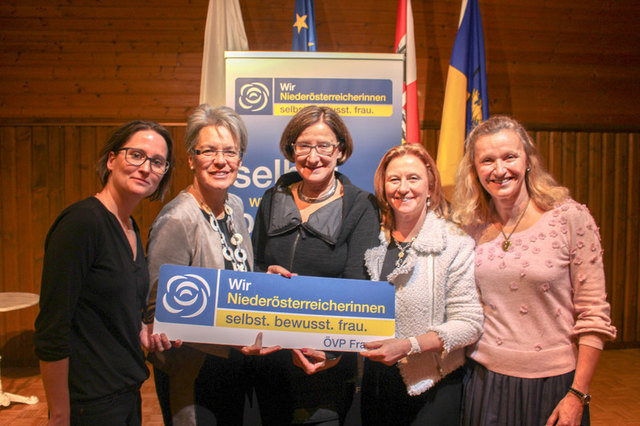 Stolz: Katharina Danninger mit Petra Bohuslav, Johanna Mikl-Leitner, Maria T. Eder und Ingrid Pollauf. | Foto: Eder