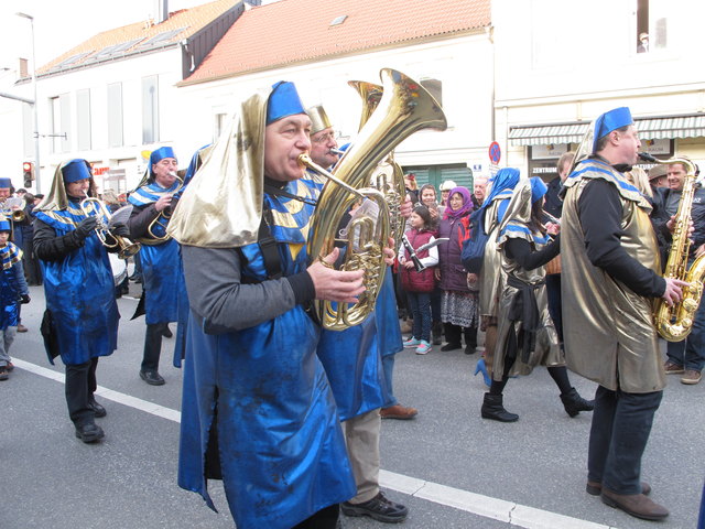Die Musikkapelle kam direkt aus dem Mittelalter auf die Langenzersdorfer Hauptstraße. | Foto: Gartler