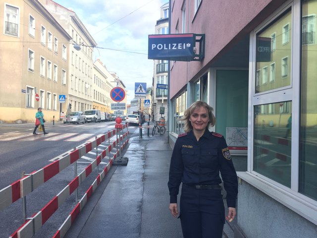 Mariella Münzer vor der Polizeiinspektion Martinstraße.