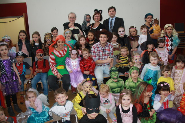 Bürgermeister Stefan Szirucsek, BRin GR Angela Stöckl-Wolkerstorfer und Pfarrer Msgr. Norbert Kiraly im Kreise von Prinzessinnen, Indianern, Piraten ….. | Foto: psb