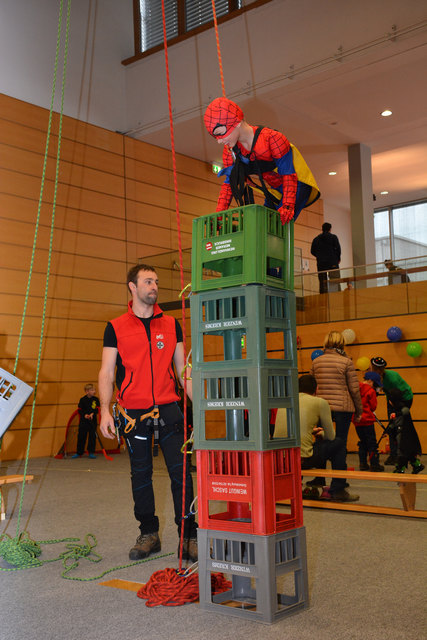 Kistenklettern mit der Bergrettung ist für Spiderman kein Problem | Foto: Stadt Kufstein/Kleinheinz