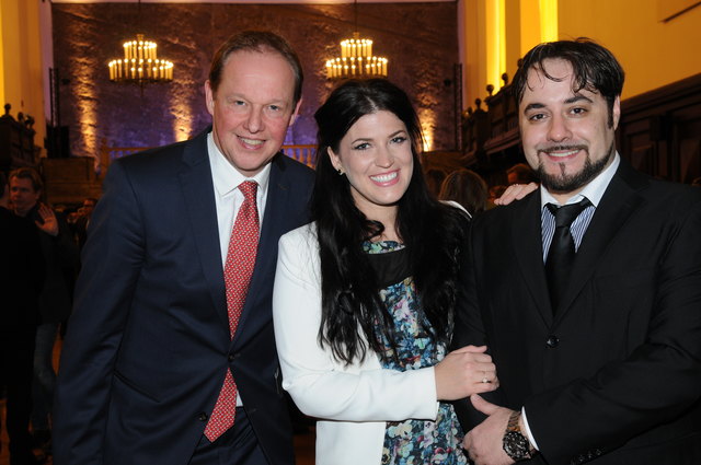 Bei der Premierenfeier von La Bohéme: Intendant Carl Philip von Maldeghem mit "Mimí" Shelley Jackson und "Rodolfo" Luciano Ganci