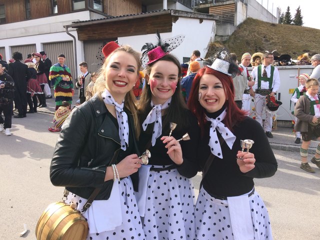 Unsere drei Marketenderinnen (v.l.) Madeleine, Maria und Anita in ihrem Element.