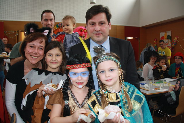 Bürgermeister Dipl.-Ing. Stefan Szirucsek und BRin GR Angela Stöckl-Wolkerstorfer zeigen sich begeistert vom Kindermaskenball in St. Christoph | Foto: psb