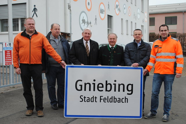 Austausch der Ortstafeln: Die Regionalleitung des Straßenerhaltungsdienstes, die Stadtgemeinde Feldbach sowie die Straßenmeisterei präsentieren die neuen Verkehrszeichen.