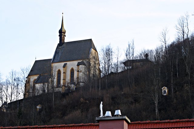 Leonhardikirche: Die Leonhardikirche ist Teil der Burganlage Grünfels in Murau und wurde 1439 erstmals erwähnt. Sie ist im sehr schlanken und hohen spätgotischen Stil erbaut und besitzt kunstvolle Schlusssteine. Westlich davon liegt die Heiligengrabkapelle mit der Kreuzigungsgruppe. Der Burgberg Grünfels mit der Leonhardikirche ist ein kunstvoller Kalvarienberg mit allen Kreuzwegstationen.