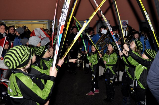 Der Nachwuchs des USV Fuschl bildete für die Weltmeisterin ein Spalier aus Langlauf-Skiern.