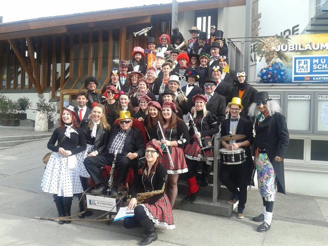 Eine herausgeputzte Musikkapelle Aldrans.