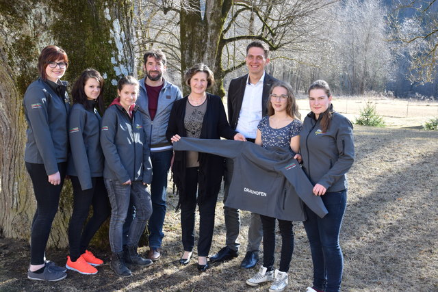 Mit neuen schicken Jacken: Anna Dullnig, Alina Gold, MIchaela Schmölzer, Alfred Winkler, Direktorin Herma Hartweger, Markus Schmölzer, Katharina Ambrosch und Johanna Kolbitsch | Foto: KK/Drauhofen