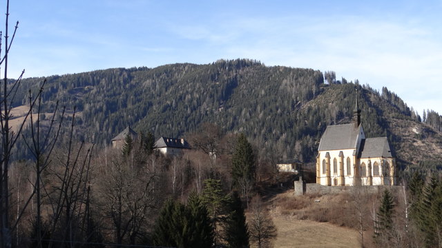 Die Burg Grünfels liegt am Westteil des Leonhardiberges. 1366 als purg erwähnt und seit damals in die Stadtbefestigung einbezogen. Aus dieser Zeit sind ein zweigeschoßiger Wehrturm und die Ringmauern erhalten. Im 17. Jahrhundert diente die Burg als Pflegerhaus