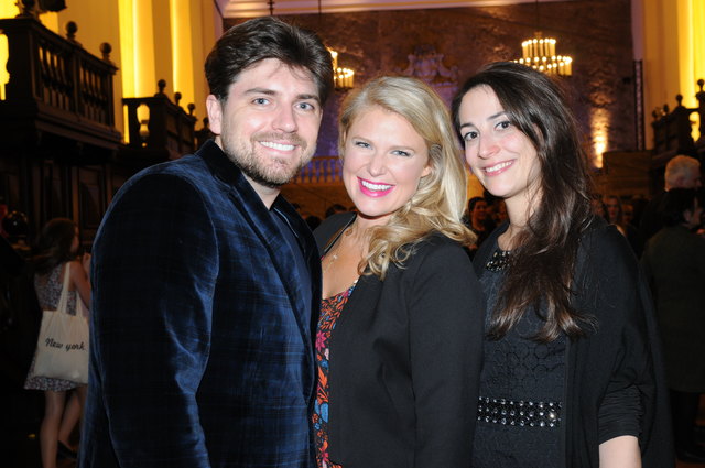 Bei der Premierenfeier von La Bohéme: "Marcello" David Pershall mit "Musetta" Hailey Clark und Operndirektorin Katrin König