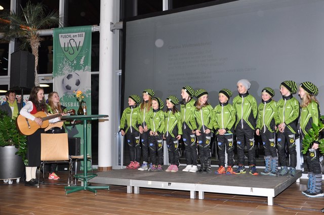 Die Kinder des USV Fuschl haben bekannte Lieder – etwa Biene Maja – für Carina Edlinger umgeschrieben und gesungen, was die Sportlerin zu Tränen rührte.