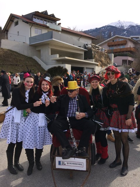 Rudi Muigg mit seinem Bubimobil umringt von den Damen der MK Aldrans. Lukas (r.) machte als Aushilfmarketenderin eine gute Figur!