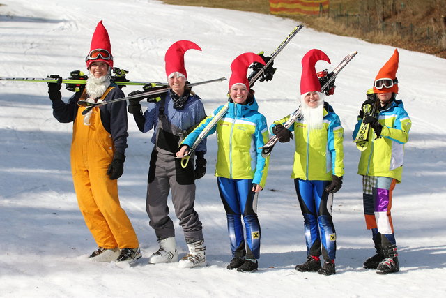 In lustigen Faschingskostümen rasten die Läufer zu Tal :-)