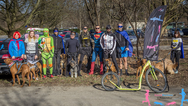 Die Gruppe der Superhelden mit ihren Hunden © Thomas Köllner