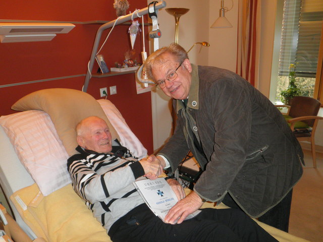 Am Bild: Obmann Reinhard Graf besucht den Kameraden Gernot Winkler im Landespflegeheim „Arche“ in Stockerau. (Foto: Andreas Haftner)