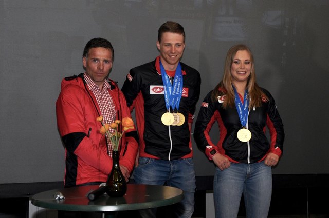 Die Geschwister Julian und Carina Edlinger mit ihrem Vater Sepp (links im Bild).