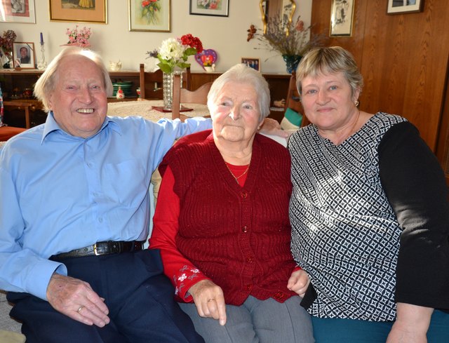 von li.: Karl und Erika Mayrhofer mit der slowakischen Pflegerin Katharina.
