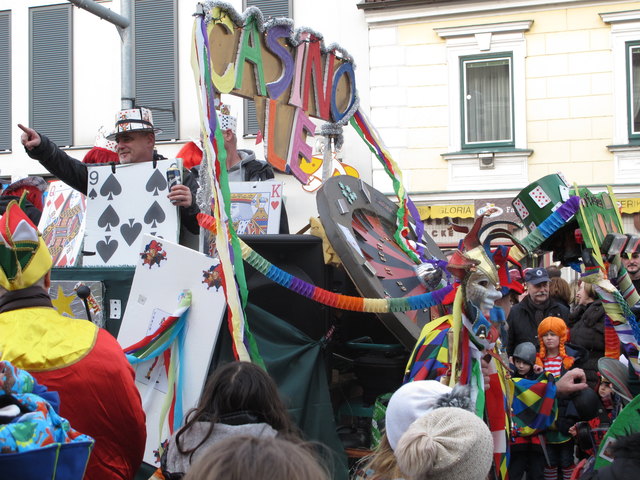 Bunt und bunter im Casino LE auf dem Wagen vom Wirtschaftsbund. | Foto: Gartler