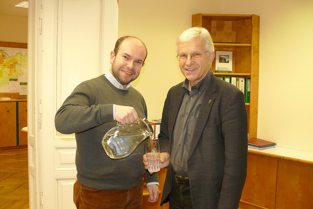 Klares Wasser wissen Bgm. Franz Derler (r.) und Amtsleiter Franz Sach zu schätzen. Damit genug da ist, soll vorgesorgt werden.