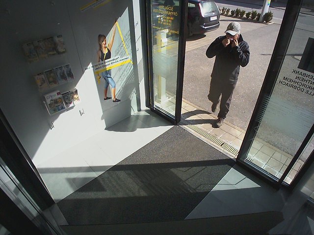 Mit einem Messer bewaffnet betrat der Unbekannte die Bank | Foto: Polizei