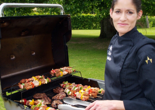 Ein Bild aus besseren Tagen: Yulia Haybäck in ihrem Element – beim Kochen und Grillen | Foto: Haybäck