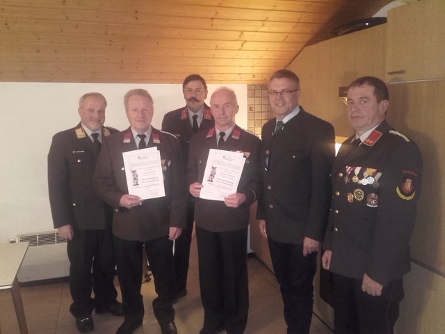 v.l.n.r.: Abschnittsfeuerwehrkommandant Josef Maderegger, Johann Reindl, Feuerwehrkommandant Andreas Modl, Johann Lugstein, LAbg. Erich Rippl, Vzbgm. Franz Standl