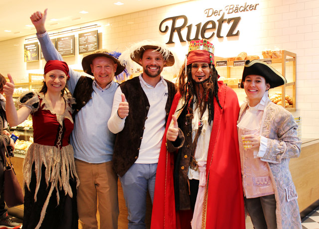 Petra Hofer, Norbert Fagschlunger, Christian Ruetz und Simone Fagschlunger gratulieren Königin Karin! | Foto: Ruetz