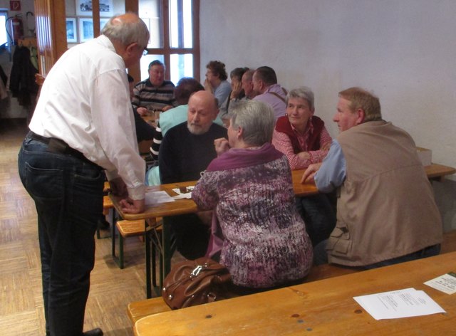 P. Karl beim Plausch mit den Gästen