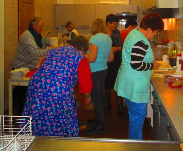 Viele HelferInnen in der Küche