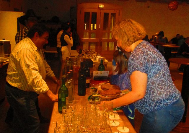 Viele HelferInnen an der Schank