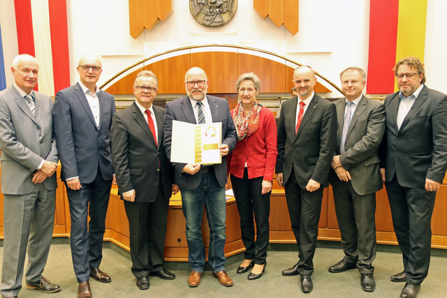 Sportgütesiegel in Gold für die ASO Oberwart: Winfried Leonhardt, LSI Erwin Deutsch, LH Hans Niessl, Dir. Knut Becha, Susanne Kamper, Heinz Josef Zitz, Gerhard Jakowitsch, PSI Alfred Lehner | Foto: Landesmedienservice