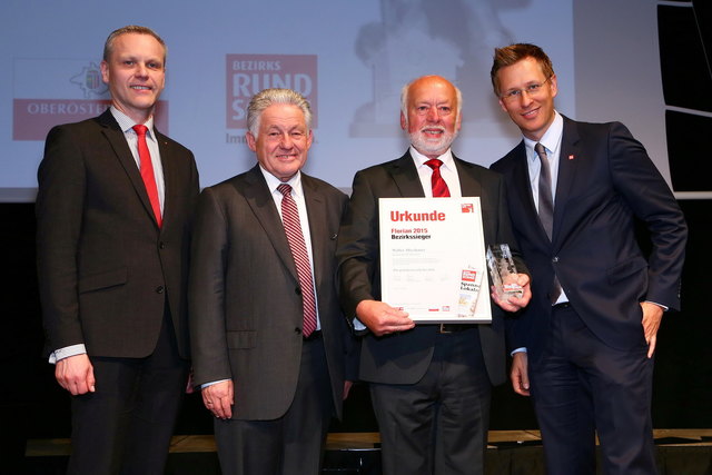 Walter Miesbauer (2.v.r.) bekam im Jahr 2015 für seine langjährige Tätigkeit im Siedlerverein den Florian-Preis. | Foto: eventfoto/Andreas Maringer