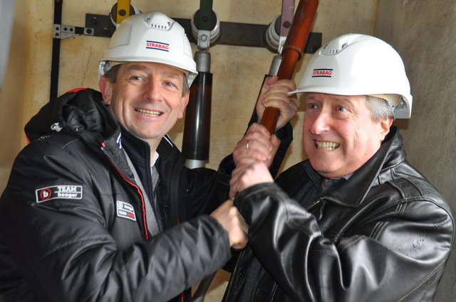 Strom aus: Die Landesräte Christian Benger (links) und Rolf Holub schalten die Pumpen im Pumphaus im Bleistätter Moor aus