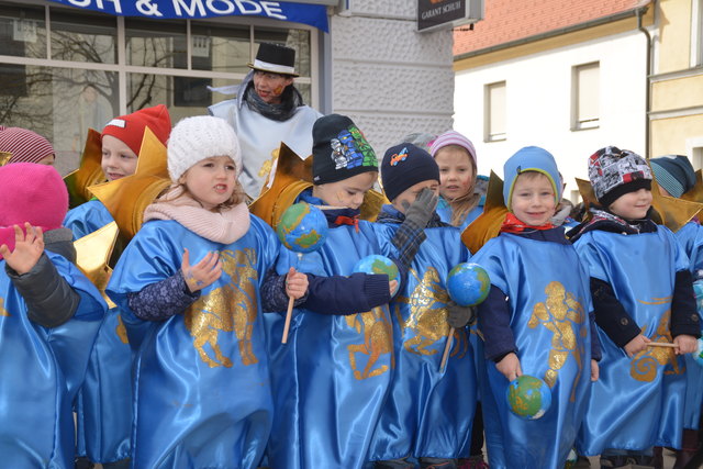 Die Kindergartenkinder eröffneten das Showprogramm auf der Bühne.