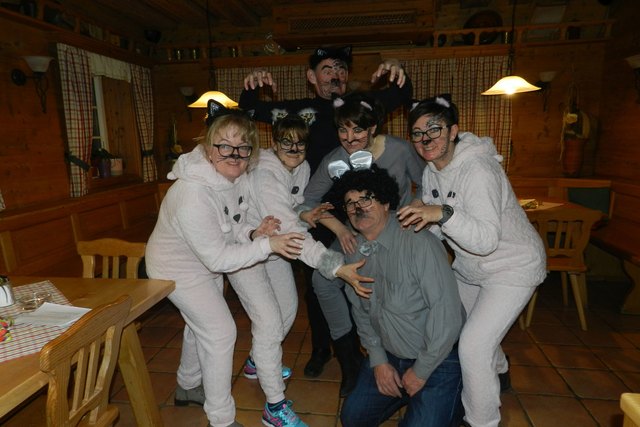 Katzenfamilie mit "Spielzeugmaus"