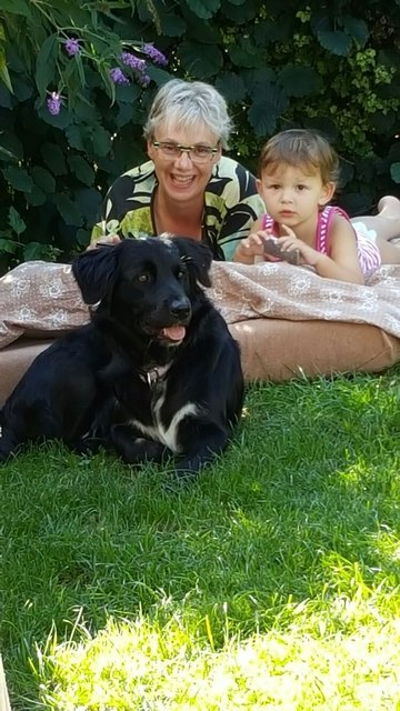 Liliana mit Oma und Hündin Ronja