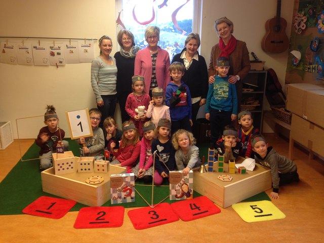 Die Kiwanis-Damen tauchten im Kindergarten "Kind sein" ins Zahlenland ein. | Foto: KK