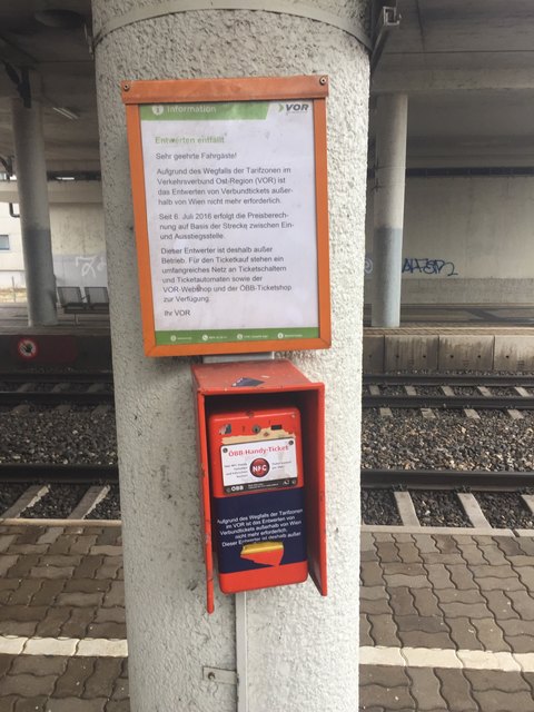 Derzeit noch außer Betrieb: Ticket-Entwerter am Mödlinger Bahnhof.