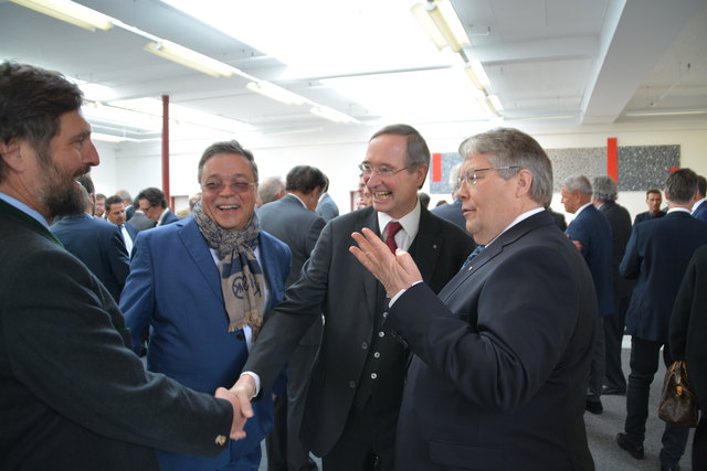 ÖVP-Wirtschaftsbund-Chef Christoph Leitl (2. v.r.) und der Tiroler Wirtschaftsbundobmann Franz Hörl (r.) treffen bei Thöni in Telfs auf viele Unternehemer/innen aus Tirol.