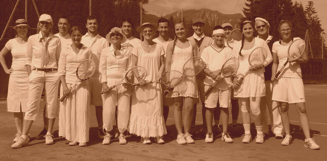 Nein, dies ist keine Aufnahme einer Theateraufführung - In diesem Look kleidet sich die Tennisgemeinde in Ehrwald zum alljährlichen Gesellschaftsturnier. | Foto: TC Ehrwald