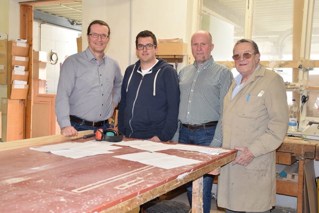 Kurt Zapfel (li.), Lukas Posawetz, Thomas Zapfel und Walter Zapfel haben die Werkstatt fest im Griff.