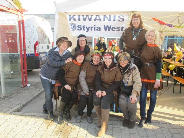 Die Kiwanisdamen von Styria West heizten den Gästen beim Blochziehen ordentlich ein. | Foto: Cescutti