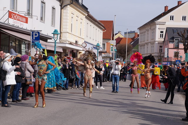 Karneval von Rio de Janeiro in Kindberg: Mit farbenprächtigen Kostümen tanzten die Tänzerinnen entlang der Hauptstraße. | Foto: Koidl