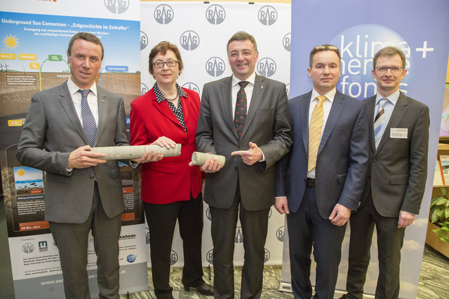 Markus Mitteregger, Generaldirektor RAG; Theresia Vogel, Geschäftsführerin Klima- und Energiefonds; Jörg Leichtfried, Bundesminister für Verkehr, Innovation und Technologie; Andreas Paul Loibner, Ao.Univ.Prof. BOKU, Institut für Umweltbiotechnologie, Stephan Bauer, Projektleiter RAG (v.l.n.r.) | Foto: Krisztian Juhasz/APA