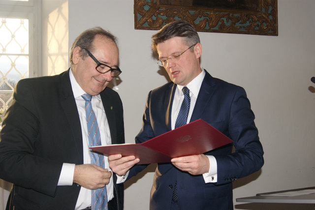 Artur Lorkowski (r.), polnischer Botschafter in Österreich, überreichte Manfred Kainz das Bestellungsdekret als steirischer Honorarkonsul für sein Land.