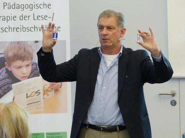 Günter Hoegg weiß, dass Kinder mit einer Lese- und Schreibschwäche Pädgagogen brauchen, die aus den Augen der Schüler sehen. | Foto: LOS