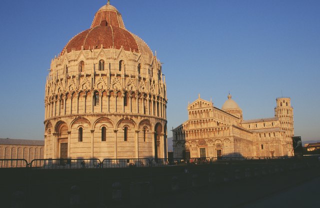 Der Platz der Wunder (Piazza dei Miracoli) in Pisa in der Abendsonne