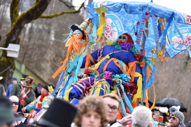 Der Bad Ischler Fasching wird zum traditionellen Verbrennen an die Traun gebracht. | Foto: Wolfgang Spitzbart