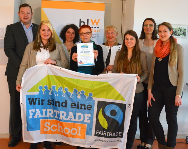 Im Rahmen der Diplomarbeit von Laura Wolfgruber (2. von r.) und Jasmin Redhammer (2. von l.) wurde die HLW Braunau als Fairtrade-Schule ausgezeichnet.